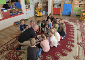 Pan Paweł czyta Motylkom fragment jednego z opowiadań.