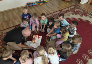 Pan Paweł czyta Motylkom fragment jednego z opowiadań