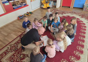 Pan Paweł czyta Motylkom fragment jednego z opowiadań
