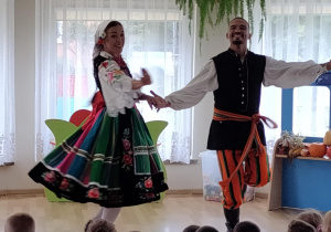 Para taneczna w krakowskich, oryginalnych strojach prezentuje jeden z tańców ludowych.