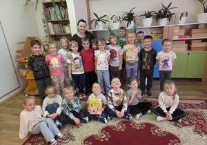 Pani Kasia pozuje z grupą roześmianych Motylków.