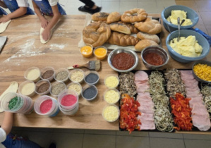 Mnóstwo produktów przygotowanych do pieczenia pizzy oraz zdobienia słodkich bułeczek..