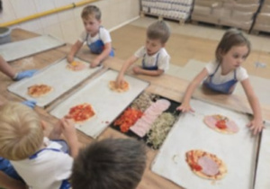 Dzieci robią pizzę.