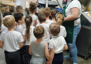 Dzieci obserwują proces mieszania produktów na chleb.