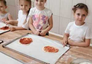 Dzieci robią pizzerinki.