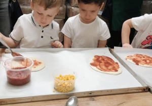 Dzieci robią pizzerinki.