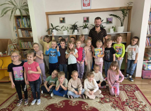 Rodzice czytają dzieciom w przedszkolu