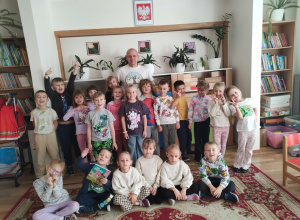 Rodzice czytają dzieciom w przedszkolu