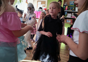 Swobodne tańce do znanych, dziecięcych przebojów.