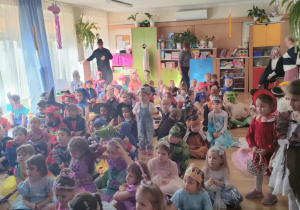 Dzieci odgadują zagadki dotyczące tematyki znanych bajek.