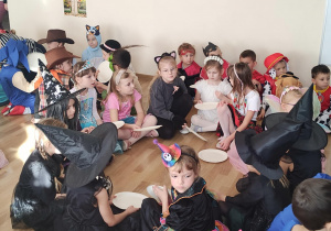 Zabawa z talerzykami służącymi jako wachlarze do rozdmuchiwania kolorowej, pociętej drobno bibuły.