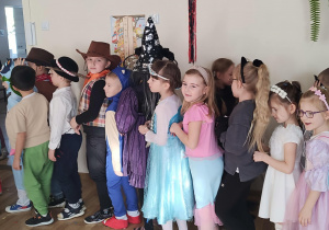 Popularna zabawa muzyczna w pociąg.