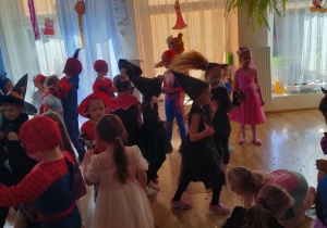 Swobodne tańce do znanych, dziecięcych przebojów.