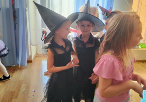 Swobodne tańce do znanych, dziecięcych przebojów.