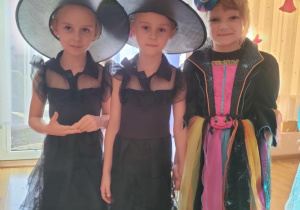 Prezentacja strojów Baby Jagi.