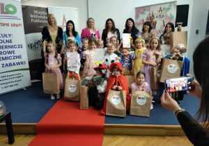 Wspólne zdjęcie wszystkich uczestników konkursu.