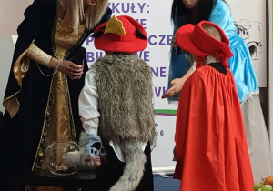 Hania i Tymek losują pytania konkursowe.