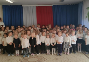 Wszystkie przedszkolaki śpiewają Hymn Polski.