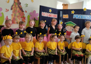 Grupa Motylków i grupa Pszczółek we wspólnym zdjęciu.