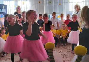 Taniec do piosenki "Różowe okulary" w wykonaniu Motylków.