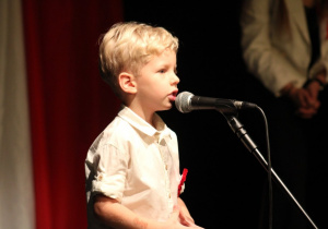 Oliwier śpiewa swoją piosenkę konkursową.