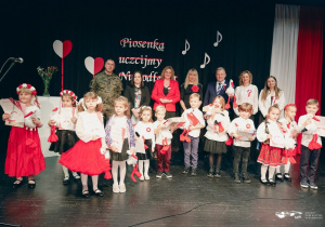 Wszyscy uczestnicy konkursu pozują do wspólnego zdjęcia.
