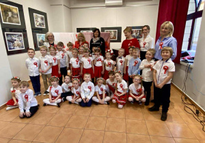 Wspólne zdjęcie dzieci i zaproszonych gości.