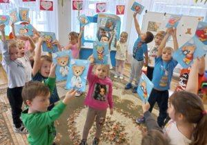 Dzieci trzymają obrazki misiów, dobrały je w pary.