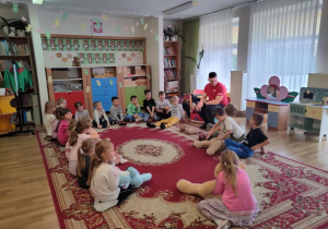 Dzieci słuchają wykładu pana ratownika medycznego.