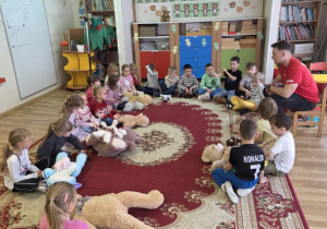 Pan ratownik pokazuje jak udzielić pierwszej pomocy.