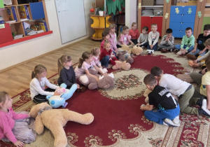 Dzieci próbują na misiach pluszowych resuscytację.