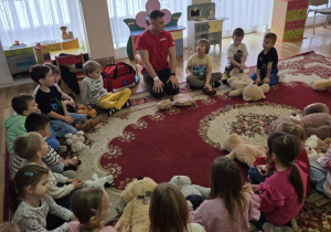 Motylki słuchają wykładu pana ratownika.