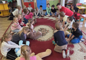 Motylki słuchają wykładu pana ratownika.