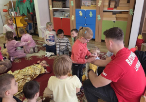 Motylki słuchają wykładu pana ratownika.