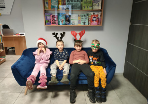 Motylki na kanapie w świątecznych opaskach pozują do zdjęć.