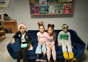 Motylki na kanapie w świątecznych opaskach pozują do zdjęć.