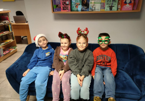 Motylki na kanapie w świątecznych opaskach pozują do zdjęć.