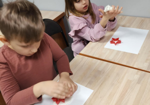 Motylki podczas twórczej pracy.