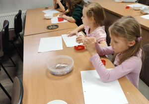 Motylki podczas twórczej pracy.