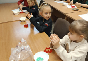 Motylki podczas twórczej pracy.