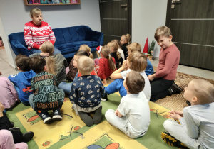 Motylki słuchają opowiadania pani Anety.