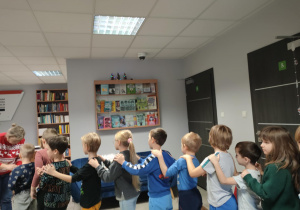 Dzieci ustawiają się w pociąg aby udać się do sali na warsztaty.