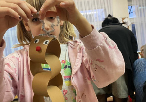 Pola prezentuje ozdobę wykonaną z mamą.