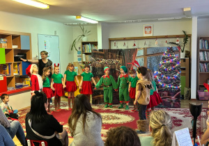 Dzieci prezentują krótką część artystyczną.