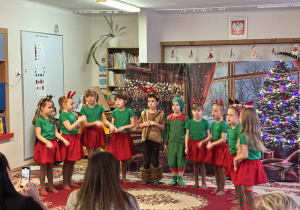 Dzieci prezentują krótką część artystyczną.