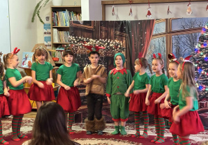 Dzieci prezentują krótką część artystyczną.