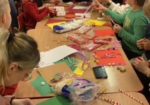 Rodzice i dzieci podczas tworzenia ozdób świątecznych.