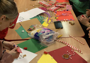 Rodzice i dzieci podczas tworzenia ozdób świątecznych.