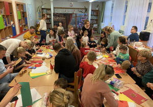 Rodzice i dzieci podczas tworzenia ozdób świątecznych.