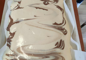 Ciasto w foremce gotowe do upieczenia.